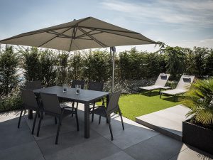 LA-CAVA Dachterrasse mit Palmen und Zedern