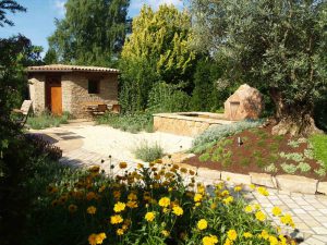 LA-CAVA Garten mit Wasser und Gartenhaus
