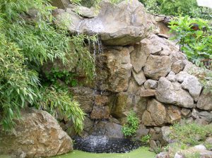 LA-CAVA -wasserfall-im-garten