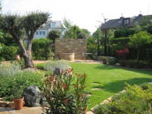 LA-CAVA-Garten-mit-Bruchsteinmauer