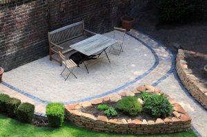 LA-CAVA-Sitzplatz-im-Garten