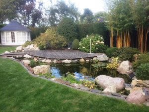 LA-CAVA-gartenteich-mit-holzdeck
