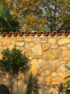 la Cava Bruchsteinmauer in der Herbstsonne